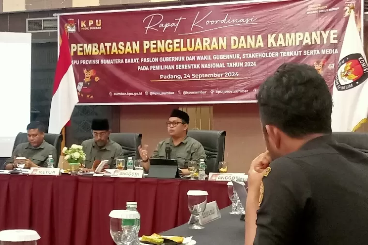 Ketua Divisi Teknis KPU Sumbar, Ory Sativa Syakban saat jelaskan maksud rakor pembatasan pengeluaran dana kampanye peserta rakor, Selasa (24/9/2024). (dok : arunala.com)