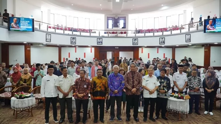 Wakil Rektor I Unand Prof Dr Syukri Arief MEng, Direktur Jenderal Kebudayaan Kementerian Pendidikan, Kebudayaan, Riset, dan Teknologi Hilmar Farid PhD dan undangan serta mahasiswa saat Kuliah Umum di Convention Hall Unand, Rabu (11/9/2024). Humas Unand