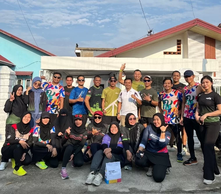 Area Marketing Nutrifood Sumatera Barat Akhiarni bersama komunitas Karambia Runners usai Workout with L-Men. IST