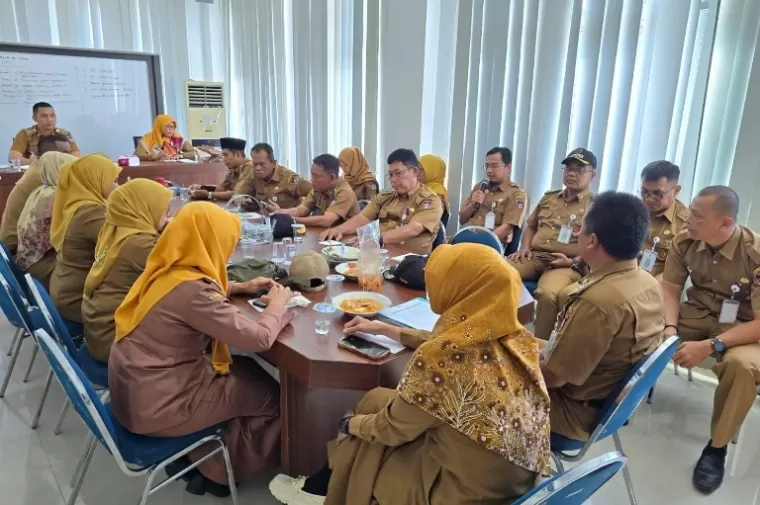 Camat Lubeg, Andi Amir bersama jajarannya dan para Lurah di kecamatan itu gelar rapat rutin mingguan di kantornya, Senin (23/9/2024). (dok : istimewa)