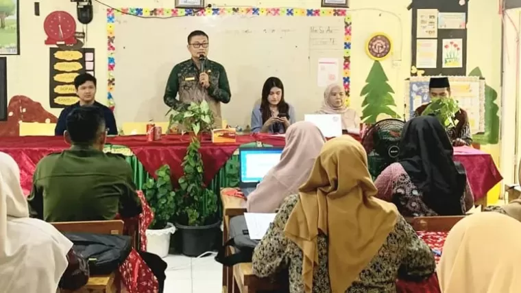 Kepala Bidang Pendidikan Dasar Dikpora Kota Pariaman, Eka Putra Pernanda jelaskan tujuan Go Digital kepada peserta sosialisasi di Pariaman, Kamis (5/9/2024). (dok : istimewa)