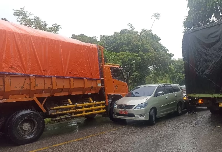 Kondisi mobil dinas Bawaslu Sumbar yang alami kecelakaan beruntun di ruas Jalan Salayo, Kecamatan Talang, Kabupaten Solok, Senin siang (9/9/2024). (dok : istimewa)