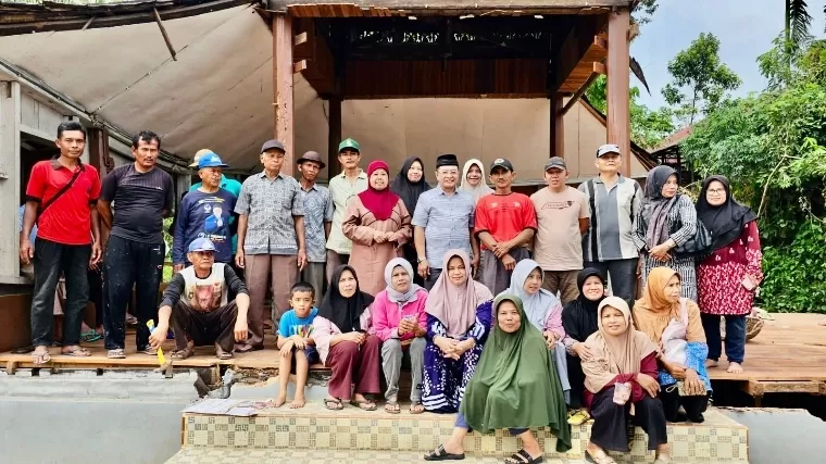 Warga Tanjung Pauah foto bersama Cawako Payakumbuh Almaisyar, usai membersihkan musala yang rusak diterjang angin puting beliung, Minggu (8/9/2024). IST
