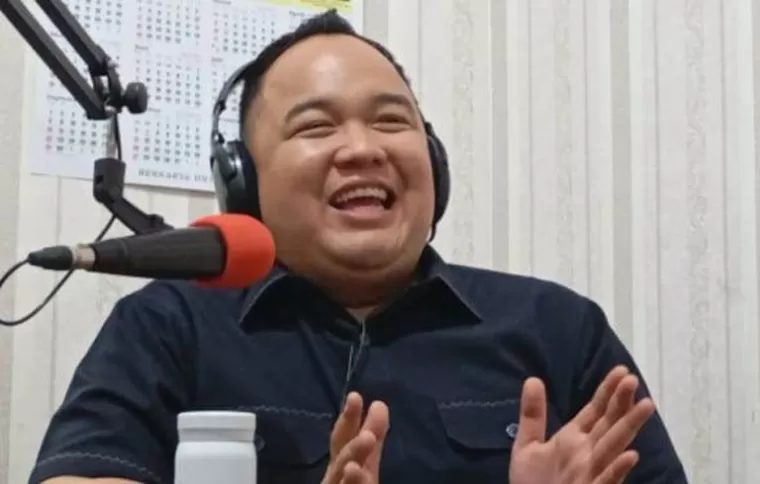 Wakil Ketua sementara DPRD Sumbar Nanda Satria saat talkshow di radio Padang FM kemarin. (dok : istimewa)
