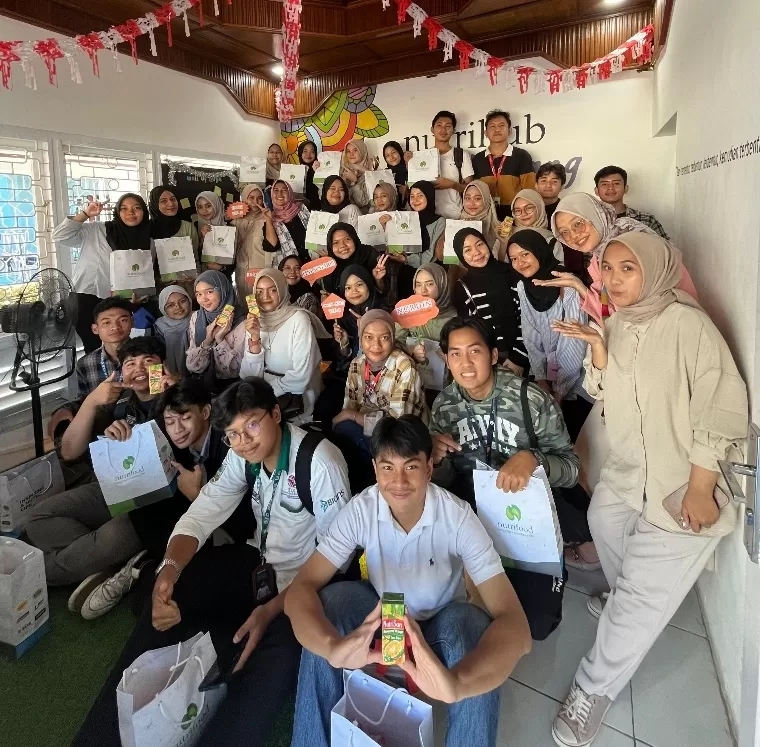 Foto bersama usai peluncuran tiga varian rasa NutriSari di Nutrihub Padang, Sabtu (14/9/2024). IST