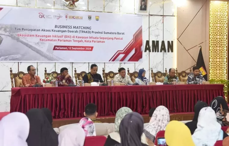 Plt Sekretris Kota Pariaman, Yaminu Rizal membuka kegiatan acara Businees Matching EKI di Aula Balikota Pariaman, Kamis (12/9/2024). (dok : istimewa)