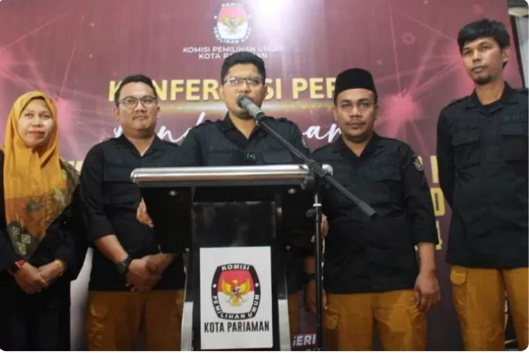 KPU Kota Pariaman berikan keterangan menyangkut jumlah pasangan bakal calon Wali Kota Pariaman yang akan ikut pilkada serentak di kota itu, Kamis malam (30/8/2024). (dok : istimewa)