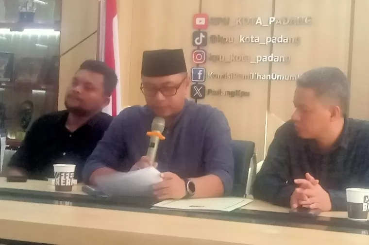 Ketua KPU Kota Padang Dorri Putra saat jelaskan soal rekening dan dana kampanye paslon, di kantornya, Minggu (22/9/2024). (dok : arunala.com)