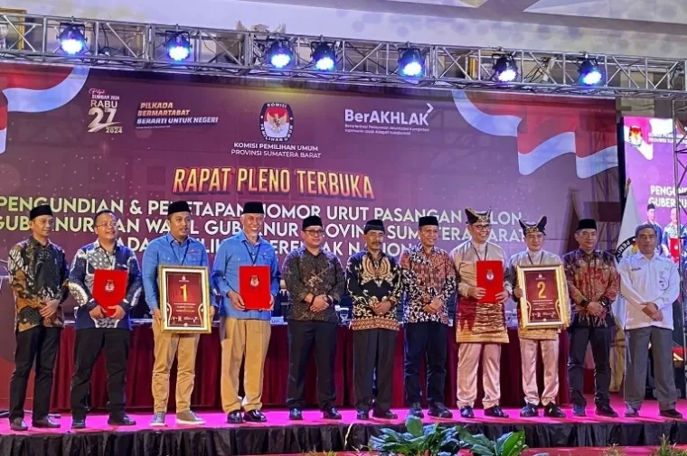 Dua paslon gubernur dan wakil gubernur foto bersama dengan KPU Sumbar serta Bawaslu setelah pengundian nomor urut paslon, di Padang, Senin (23/9/2024). (dok : istimewa)