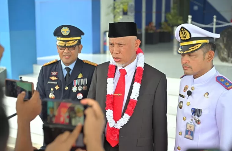 Gubernur Sumbar Mahyeldi Ansharullah saat memberi keterangan pada wartawan di Padang. (dok : istimewa)