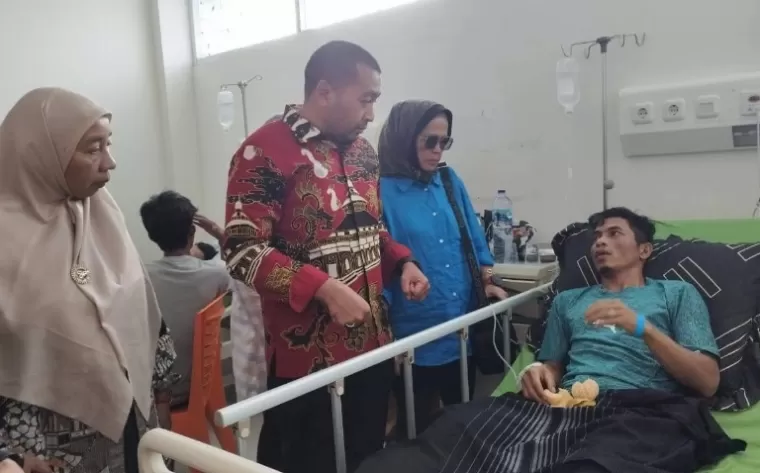 Plt Gubernur Sumbar Audy Joinaldy melihat kondisi korban selamat dari bencana longsor tambang emas di Nagari Sungai Abu, di RSUD Aro Suka, Kabupaten Solok, Sabtu (28/9/2024). (dok : istimewa)