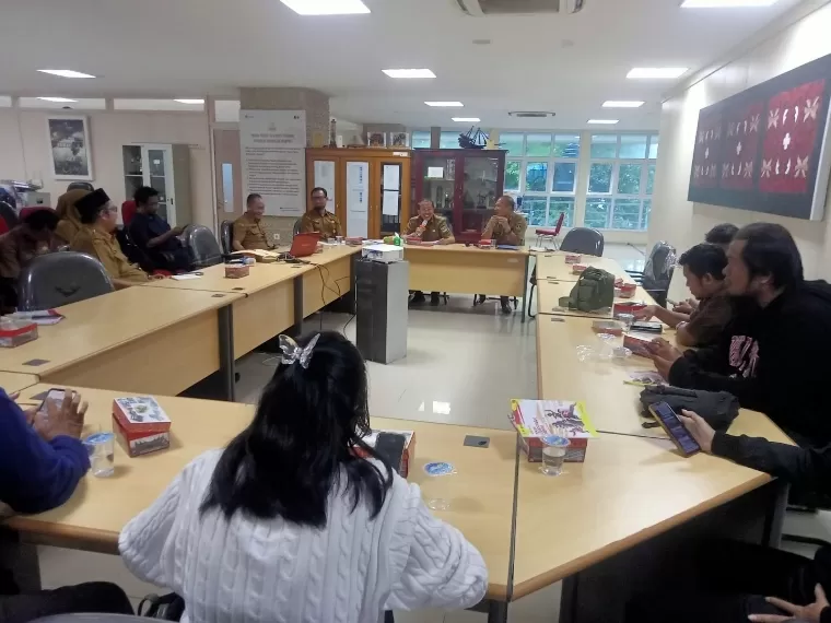 Kepala Dinas Kebudayaan Sumbar Dr Jefrinal Arifin SH MSi saat memberikan keterangan pers terkait Pekan Kebudayaan Daerah 2024 di Kantor Dinas Kebudayaan Sumbar, Senin (30/9/2024). IST
