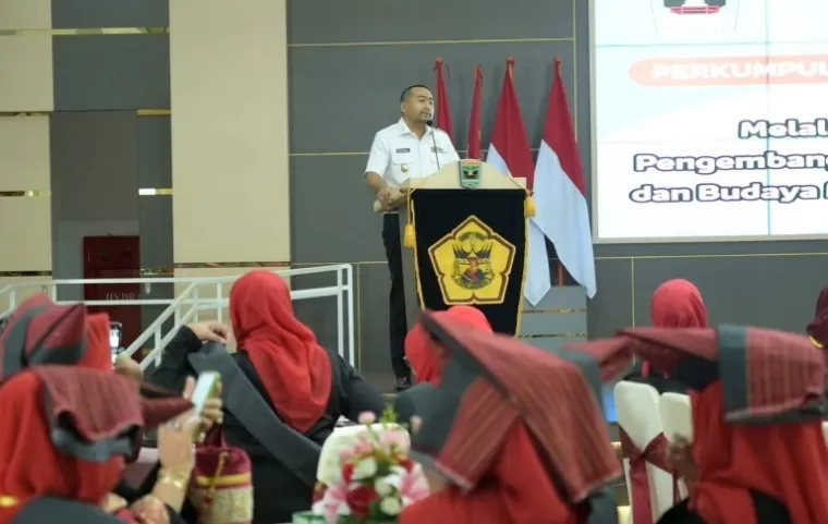 Plt Gubernur Sumbar Audy Joinaldy membuka Mubes X Perkumpulan Bundo Kanduang Minangkabau di Auditorium Istana Gubernuran Sumbar, Rabu (25/9/2024). (dok : istimewa)