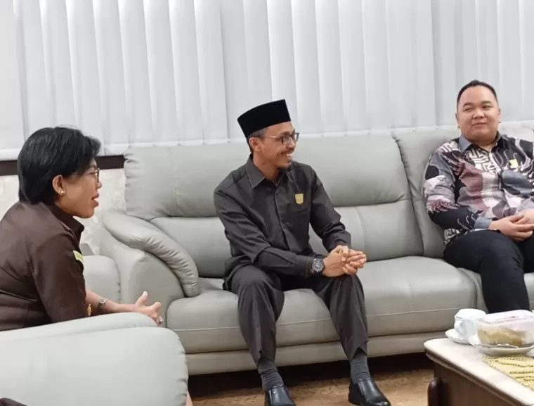 Ketua sementara DPRD Sumbar, Irsyad Safar saat menerima kunjungan Kajati Sumbar yang baru di ruang kerjanya beberapa hari lalu. (dok : istimewa)