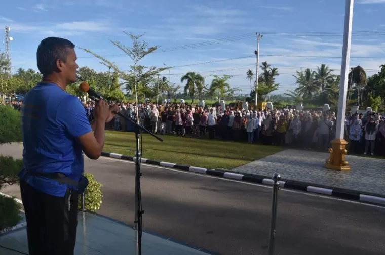 Pj Wako Pariaman, Roberia pimpin apel gabungan seluruh Honorer di pemko itu, Minggu pagi (22/9/2024). (dok : istimewa)