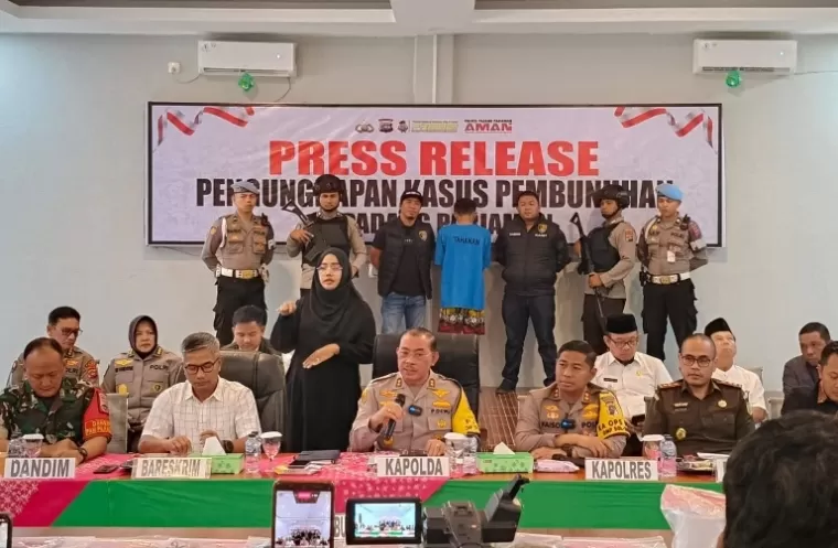 Kapolda Sumbar, Irjen Pol Suharyono berikan penjelasan perkembangan kasus pembunuhan gadis penjual gorengan kepada wartawan ketika prescon di Mapolres Padangpariaman, Jumat (20/9/2024). (dok : istimewa)