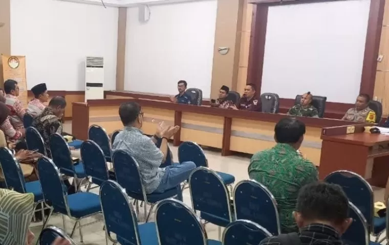 Anggota PPK Lubeg, Ifdal Lillahi (paling kiri) paparkan tahapan pilkada saat rakor Forkopimcam di kantor Camat Lubeg, Kamis (19/9/2024). (dok : arunala.com)