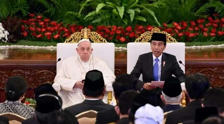 Presiden Joko Widodo menyambut kunjungan Pemimpin Gereja Katolik Dunia sekaligus Kepala Negara Vatikan, Yang Teramat Mulia Sri Paus Fransiskus di Istana Negara, Jakarta, pada Rabu (4/9/2024). BPMI Setpres