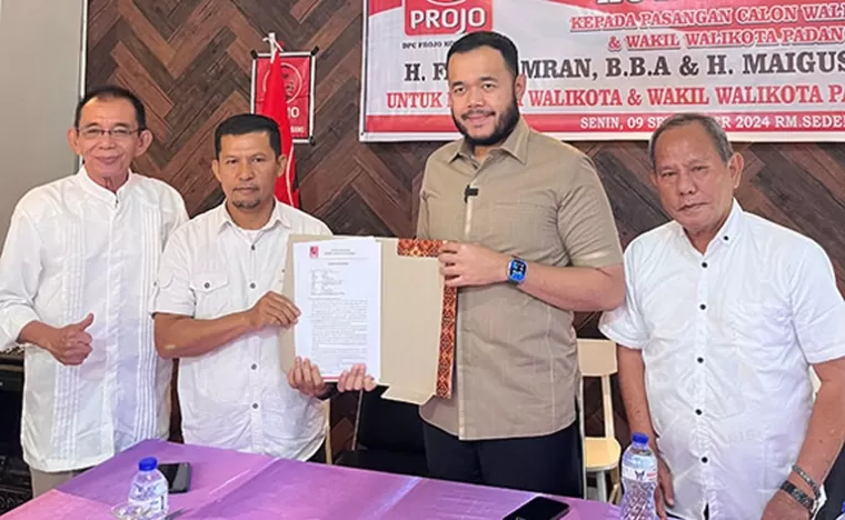 Pengurus DPC Projo Padang serahkan surat deklarasi dukungan mereka kepada Fadly Amran untuk menjadi Wali Kota Padang pada pilkada tahun ini, Senin (9/9/2024), (dok : istimewa)