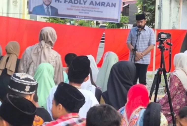 Calon Wali Kota Padang, Fadly Amran bersama puluhan anak yatim dan ibu-ibu di Banuaran, Padang,  Senin (16/9/2024). (dok : istimewa)