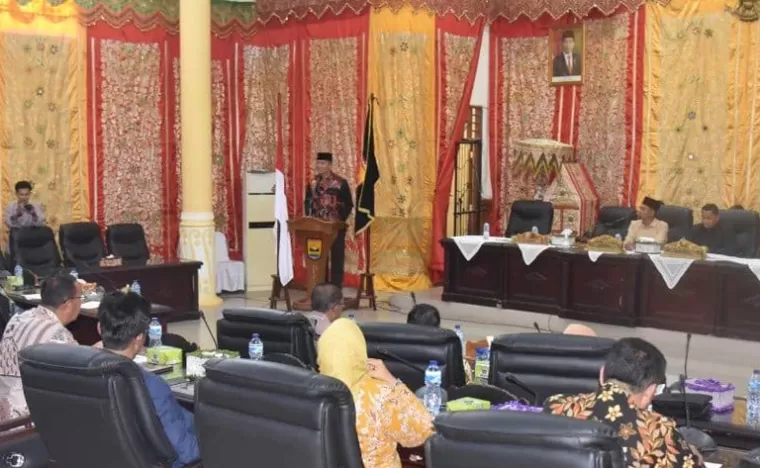 Rapat paripurna penyampaian KUA PPAS 2024 oleh Pj Wali Kota Pariaman, di DPRD kota itu, Minggu (22/9/2024). (dok : istimewa)