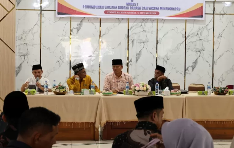 Pj Wali Kota Pariaman, Roberia berikan masukan kepada penitia dan juga peserta seminar dalam mubes I Para guru mengajar mata pelajaran Muatan Lokal Bahasa dan Sastra Minangkabau yang ada di Kota Pariaman, Sabtu (14/9/2024). (dok : istimewa)