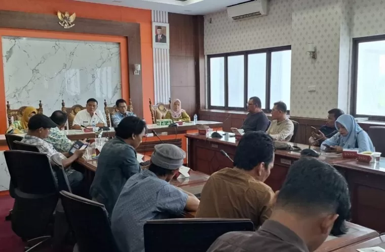 Plt Sekko Pariaman, Yaminu Rizal berikan keterangan terkait penyelesaian konflik antara sejumlah kepala OPD dengan PJ Wali Kota Roberia, di Pariaman, Jumat sore (6/9/2024). (dok ; istimewa)