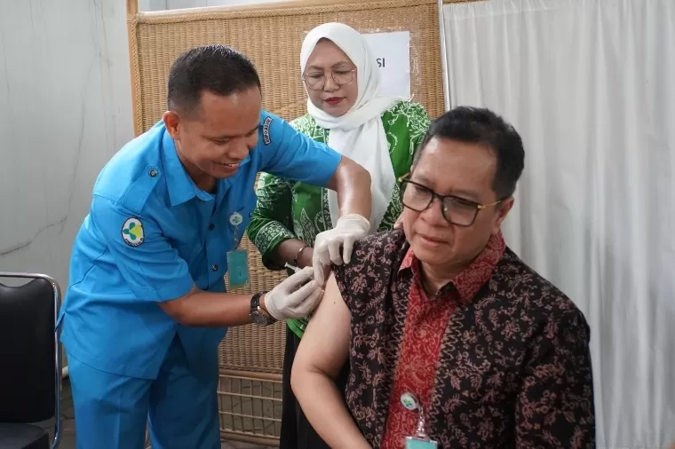 Direktur Utama RSUP Dr M Djamil Dr dr Dovy Djanas SpOG KFM MARS FISQua mendapat suntikan vaksin Covid-19 tahap 5, Selasa (17/9/2024). Humas RSUP Dr M Djamil