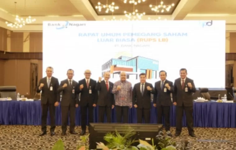 Sekprov Sumbar Hansastri bersama jajaran Komisaris periode 2021-2024 dan direksi Bank Nagari usai RUPSLB Bank Nagari di Hotel Pangeran Beach, Jumat (13/9/2024). Humas Pemprov Sumbar