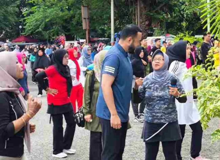 Bakal calon Wali Kota Padang, Fadly Amran bersama para senam di kawasan GOR Agus Salim, Minggu pagi (8/9/2024). (dok : istimewa)