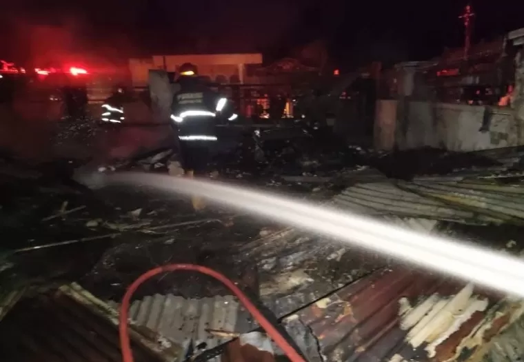 Petugas pemadam kebakaran melakukan pendinginan dari puing-puing bangunan yang terbakar, Senin (2/9/2024) dinihari. (dok : istimewa)