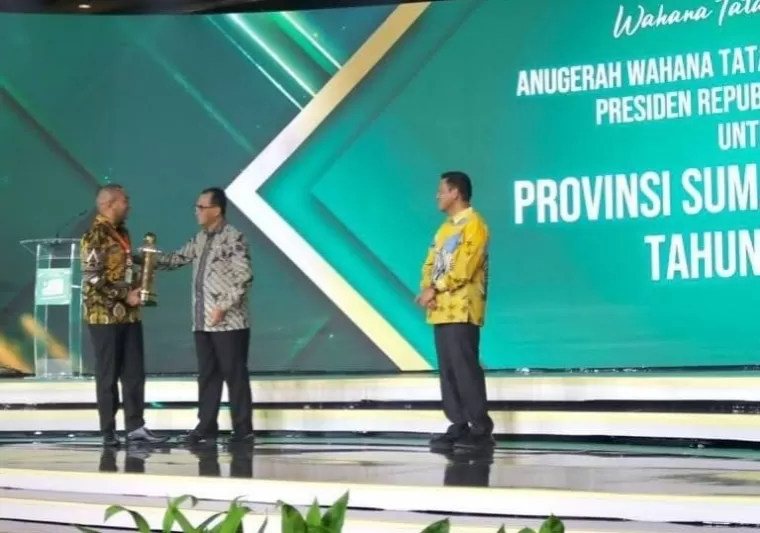 Wakil Gubernur Sumbar, Audy Joinaly saat menerima penghargaan dari Menteri Perhubungan, Budi Karya Sumadi di Jakarta, Sabtu (7/9/2024). (dok: istimewa)