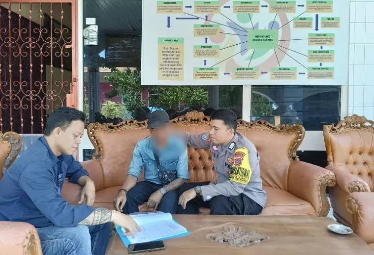 Bhabinkamtibmas Bungus Barat, Brigadir Kepala (Bripka) Riki Novialdi sedang beri arahan pada salah seorang pecandu narkoba yang jalani rehabilitasi. (dok : istimewa)