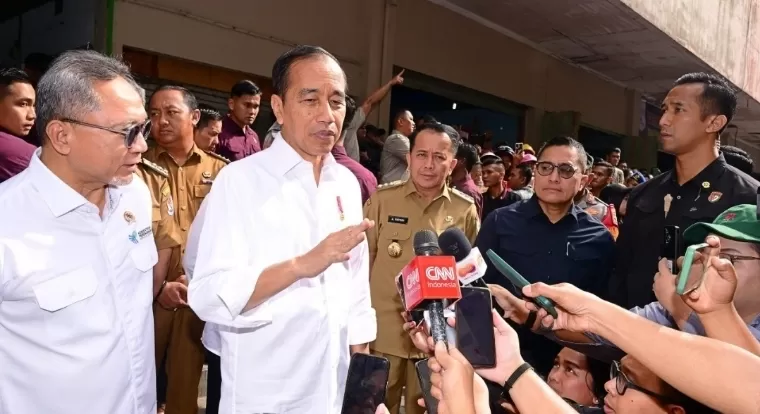 Presiden Joko Widodo menyampaikan keterangannya di Delimas Pasar Raya, Lubuk Pakam, Kabupaten Deli Serdang, pada Selasa (10/9/2024). BPMI Setpres