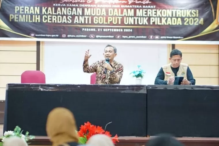 Ketua Divisi Perencanaan Data dan Informasi KPU Sumbar, Medo Patria paparkan soal siapa saja yang jadi pemilih di pilkada serentak pada mahasiswa HMI Sumbar, di Padang, Sabtu (21/9/2024). (dok : istimewa)