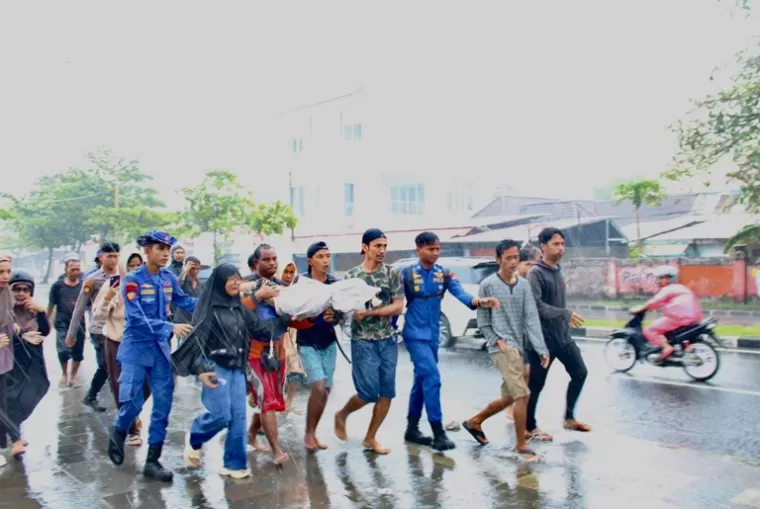 Tim SAR Gabungan dan Tim Balawista mengevakuasi jasad Fadil yang meninggal akibat tenggelam di Pantai Padang, Selasa (17/9/2024). (dok : istimewa)