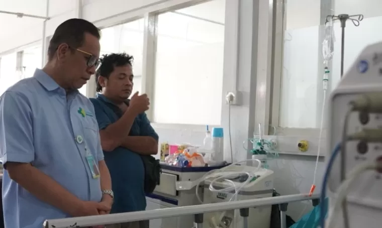 Direktur Utama RSUP Dr M Djamil Dr dr Dovy Djanas SpOG KFM MARS FISQua membesuk pasien Mas Abidah, beberapa waktu lalu. Humas RSUP Dr M Djamil