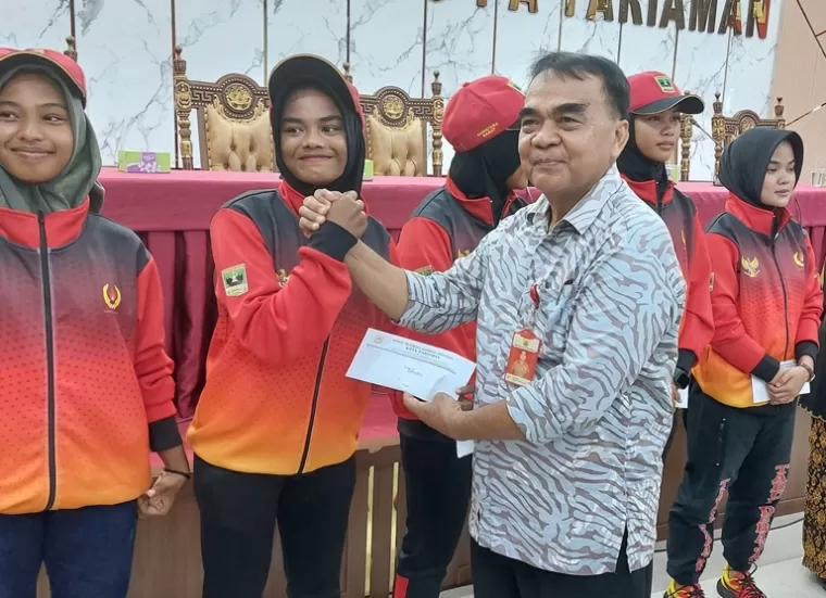 Kepala Disdikpora Kota Pariaman, Kanderi melepas tujuh atlet kota ini menuju PON Medan-Aceh di Aula Balaikota Pariaman, Kamis (5/9/2024). (dok : istimewa)