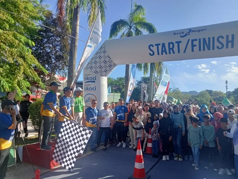 Rektor Unand Efa Yonnedi PhD didampingi Wakil Rektor I Prof Dr Syukri Arief MEng dan Direktur Keuangan Bank  Nagari Roni Edrian melepas peserta jalan sehat, Minggu (22/9/2024). IST