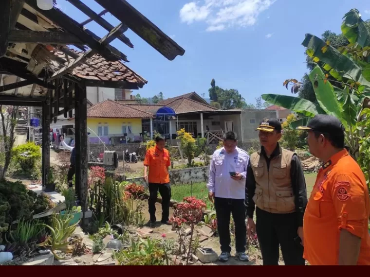 Pihak BNPB meninjau rumah yang alami rusak akibat gempa bumi yang mengguncang Kabupaten Bandung dan sekitarnya, Rabu pagi (18/9), pukul 09.41 WIB. (dok : bnpb)