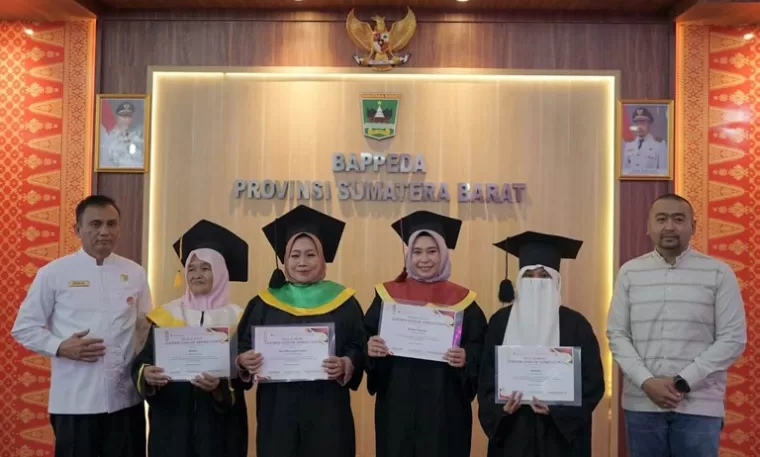 Wagub Sumbar, Audy Joinaldy bersama pelaku UMKM Sumbar yang lulus program Pluzi Academy, di Padang, Jumat (30/8/2024). (dok : istimewa)