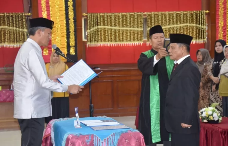 Pj Wali Kota Pariaman, Roberia saat melantik Yaminu Rizal menjadi Pj Sekko Pariaman, di Aula Pertemuan Balaikota Pariaman, Jumat (13/9/2024). (dok : istimewa)