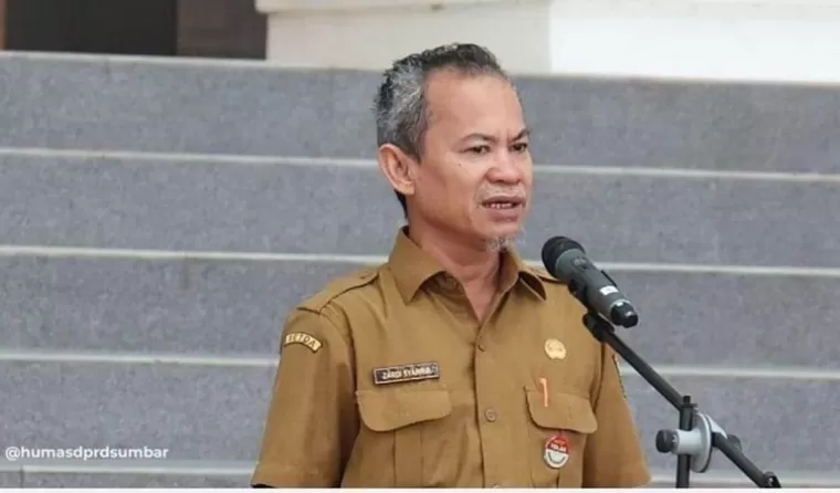 Kabag Persidangan dan Perundang-Undangan Sekretariat DPRD Sumbar, Zardi Syahrir berikan arahan pada pegawai di Sekretariat DPRD soal koordinasi kerja antar bidang di tempat itu, Senin (9/9/2024). (dok : humas dprd sumbar)