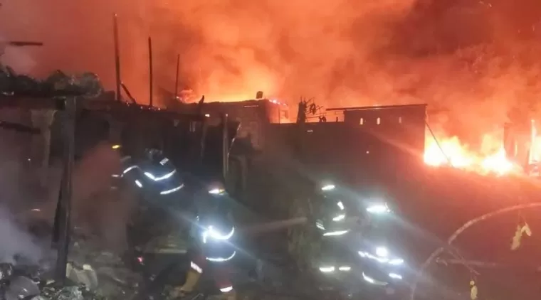 Sejumlah petugas Damkar Kota Padang berjibaku memadamkan api yang membakar 10 unit rumah warga di Pulau Aia, Kelurahan Parak Laweh Pulau Aia Nan XX, Kecamatan Lubuk Begalung (Lubeg), Senin malam (28/10/2024). (dok : istimewa)