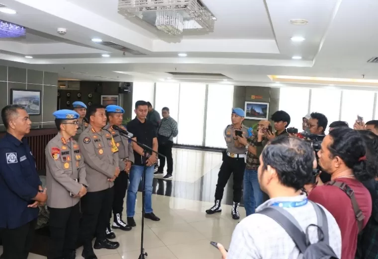 Kabid Humas Polda Sumbar Kombes Pol Dwi Sulistyawan beri keterangan pada wartawan terkait oknum personelnya yang dikenakan sidang kode etik, di Mapolda Sumbar, Kamis (3/10/2024). (dok : arunala.com)