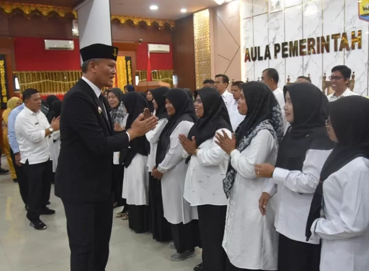 Pj Wali Kota Pariaman, Roberia didampingi Pj Sekko Yaminu Rizal beri ucapan selamat pada pajabat fungsionel yang baru dilantik, Selasa (1/10/2024). (dok ; istimewa)