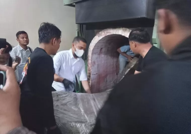 Petugas BNNP Sumbar sedang memasukan narkoba jenis ganja kedalam Krematorium Bukit Sentyon, Padang Selatan, Kamis (31/12024). (dok : istimewa)
