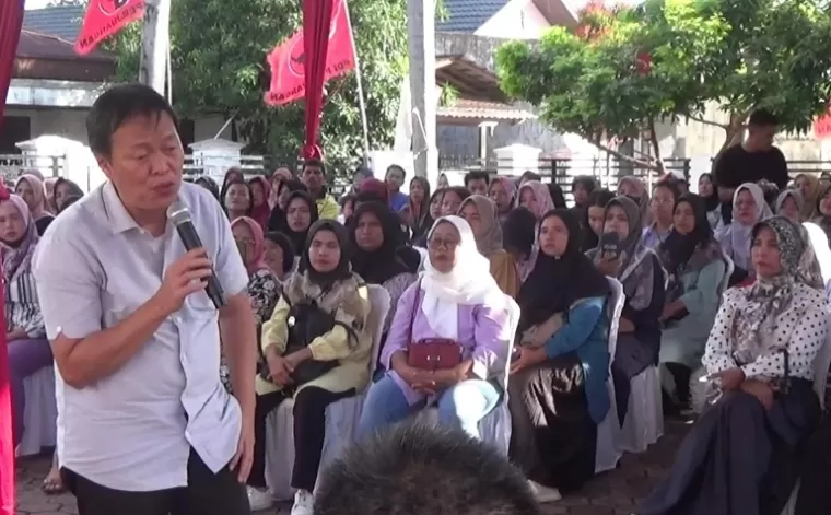 Anggota DPRD Sumbar Albert Hendra Lukman didepan masyarakat dalam reses yang diadakan dirinya, Senin sore (28/10/2024). (dok : istimewa)