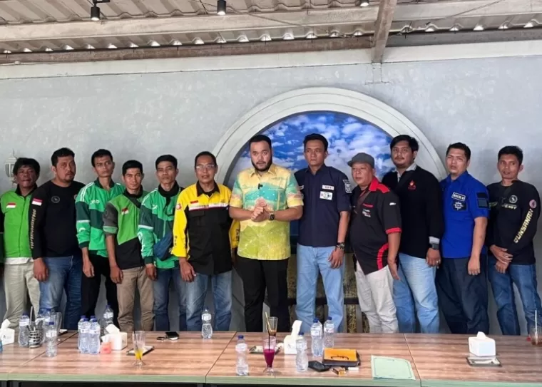 Calon Wali Kota Padang, Fadly Amran bersama anggota dari aliansi ojek online Kota Padang, Senin (21/10/2024). (dok : istimewa)