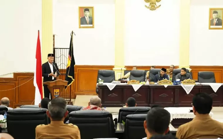 Pj Wali Kota Pariaman, Roberia beri sambutan setelah pengesahan APBD perubahan Kota Pariaman tahun 2024 di DPRD Kota Pariaman, Senin (30/9/2024). (dok : istimewa)